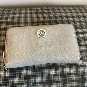 Michael Kors MK Zip Around Wallet Grey Leather Wristlet Clutch